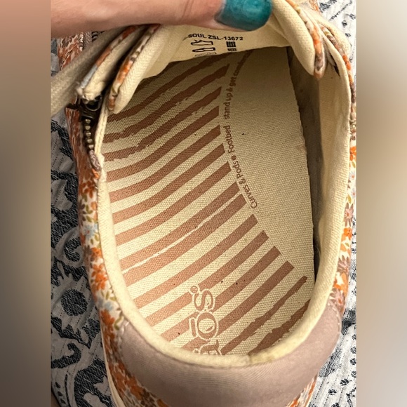 Taos Footwear Cream and White Sneakers with Floral Design sz 10 - Picture 11 of 12